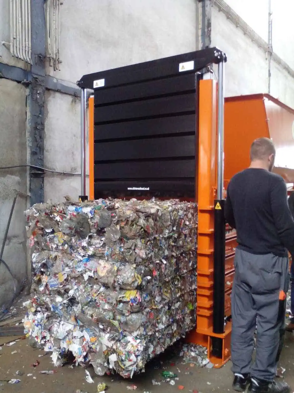 Félautomata bálázógéppel készült nagy sűrűségű bála