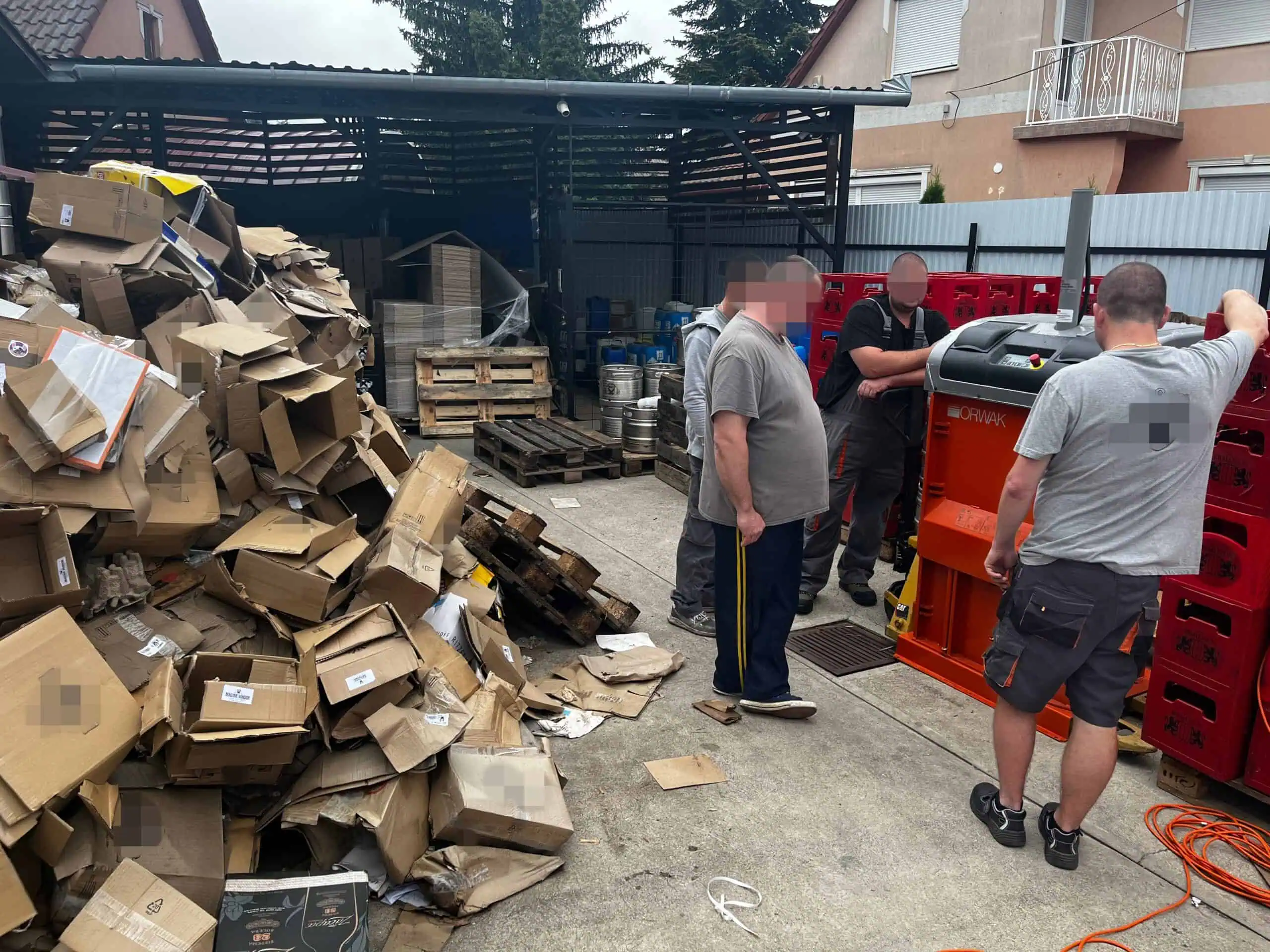 Kis bálázógép udvaron, üzembehelyezéssel